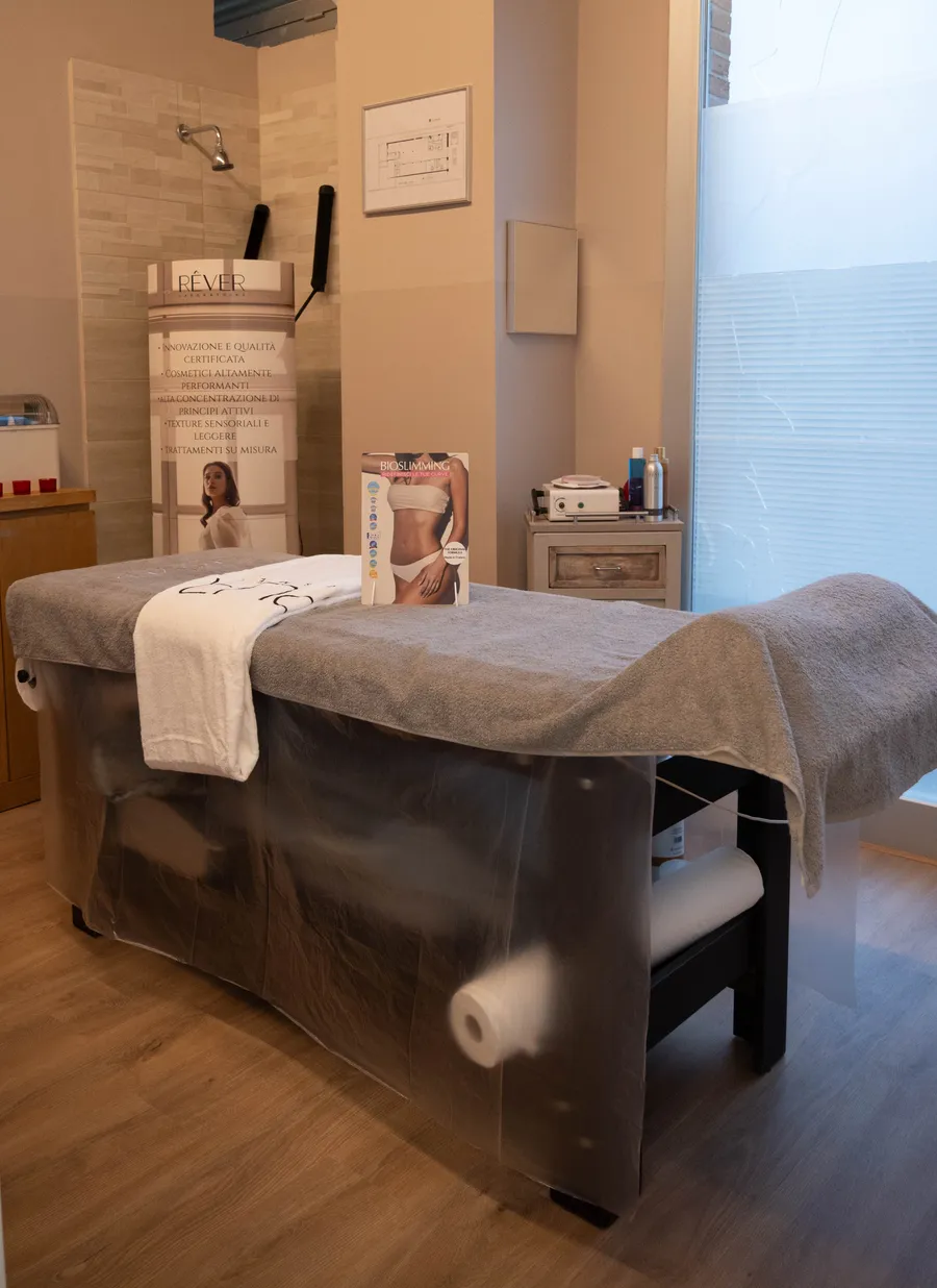 Cabina del centro estetico con lettino per i trattamenti