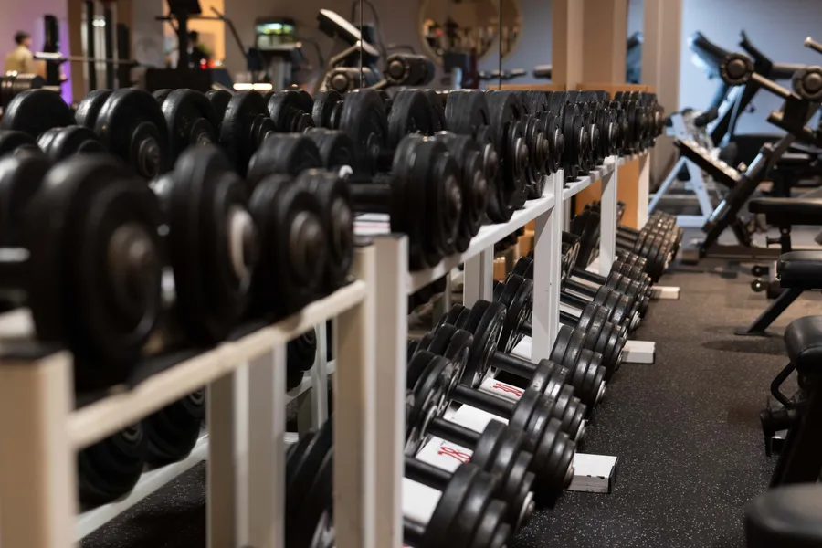 Rastrelliera di manubri nella sala pesi della palestra Body Jumping Pro