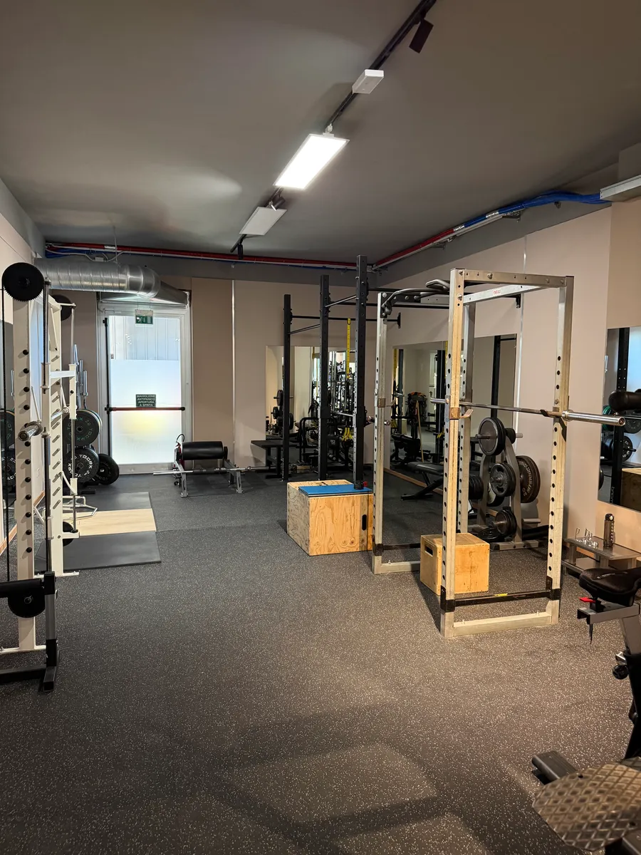 Rack con bilancieri, dischi e plyo box nella sala pesi della palestra Body Jumping Pro