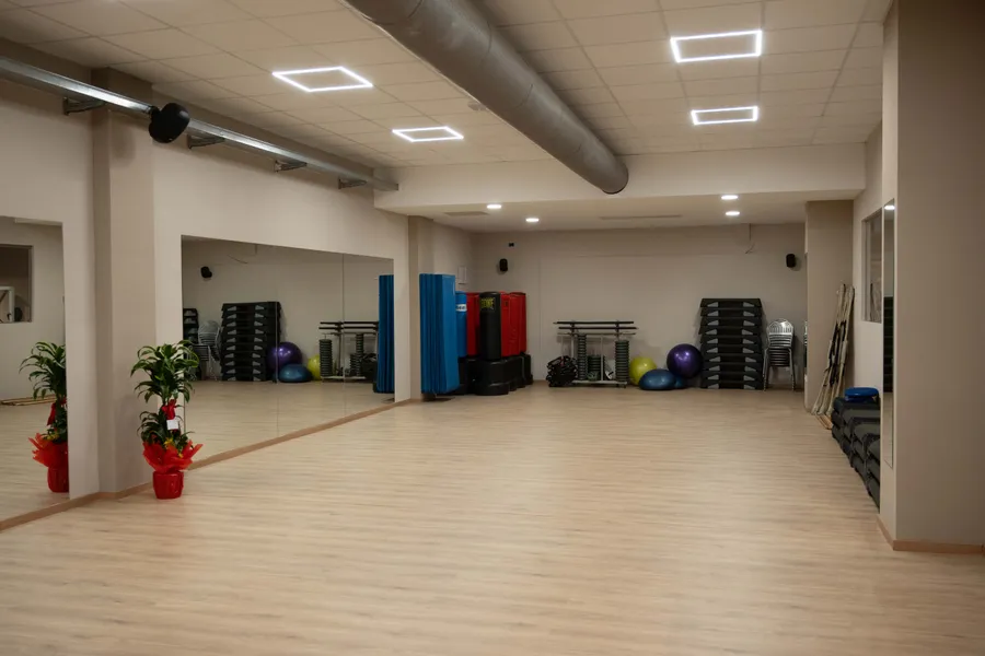 Sala corsi con specchi e attrezzatura per il fitness di gruppo