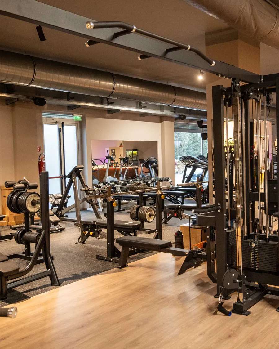 Zona pesi liberi e multipower della palestra Body Jumping Pro
