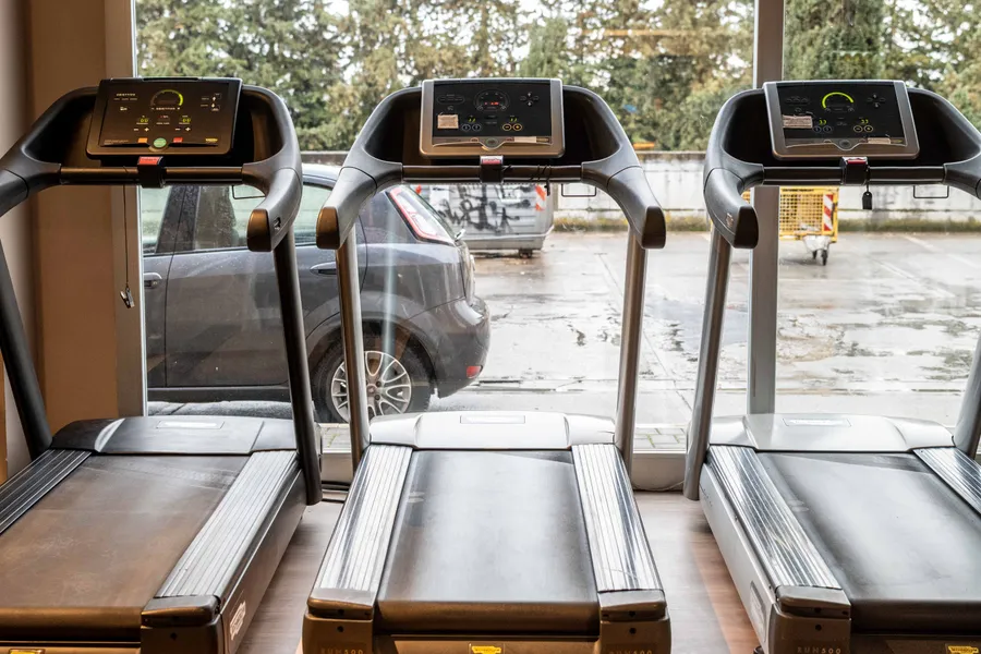 Tre tapis roulant davanti alla vetrata della palestra Body Jumping Pro